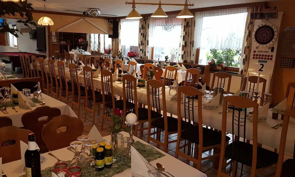 Festlich eingedeckter Saal im Gasthaus Haidenhof für Feiern und Firmenfeiern in Feldkirchen