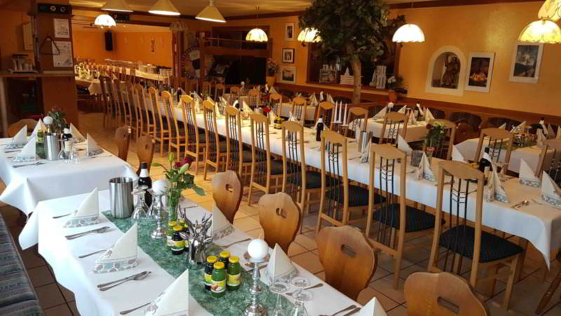 Weihnachtlich gedeckter Tisch für eine Weihnachtsfeier im Gasthaus Haidenhof in Kärnten